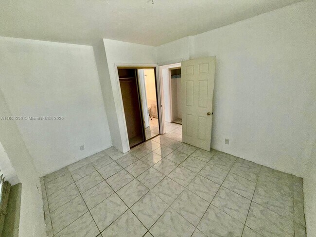 Building Photo - 1061 NE 34th Ct