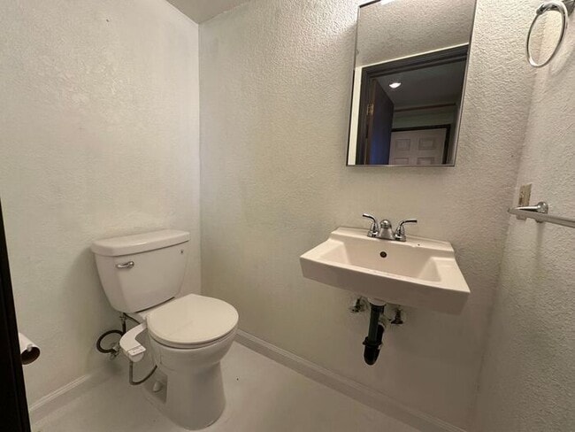 Building Photo - 1412 E 9th St