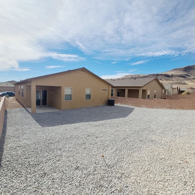 Building Photo - 4 bed 2 bath home in Huning Ranch! Newly Built
