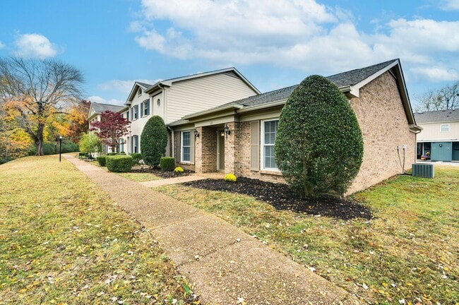 Building Photo - Awesome 2BE/BA townhouse in Bellevue!