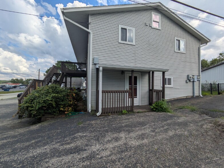 Primary Photo - 209 W Oak St
