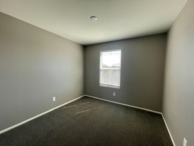 Building Photo - Gorgeous 2 Story Townhome Ready in Gated C...