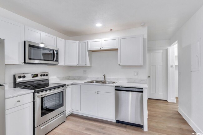 Building Photo - Ground Level 3 Bed 1 bath apartment!
