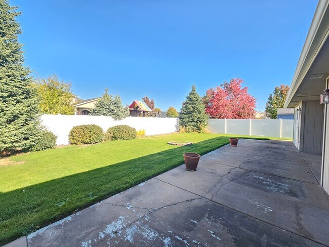 Building Photo - $1,995 - 2 Bed / 2 Bath Beautiful House in North Spokane with Oversized Garage