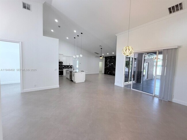 Building Photo - 1749 SW Desert Ave