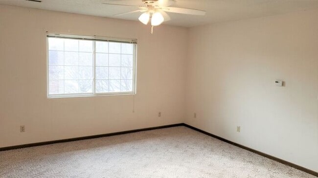Building Photo - $1,095 | 2 Bedroom, 1 Bathroom 1st Floor C...
