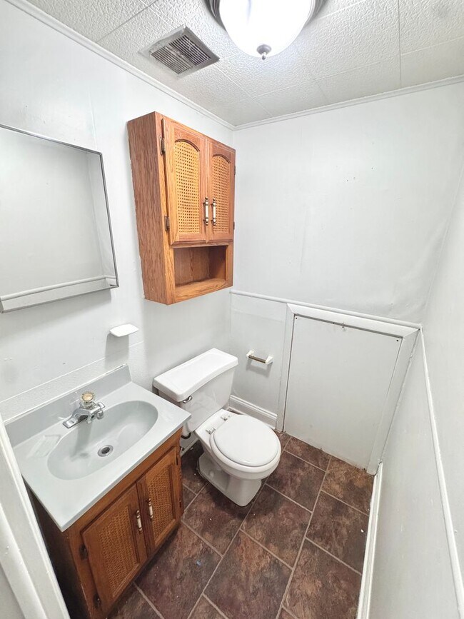 Building Photo - SUPER CLEAN THREE BEDROOM TOWNHOME
