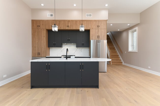 Building Photo - 1627 W Warren Blvd