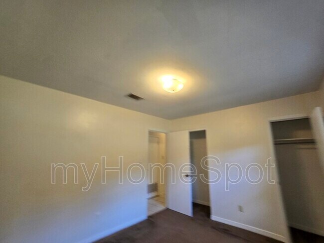 Building Photo - 916 Twinbrook Ave