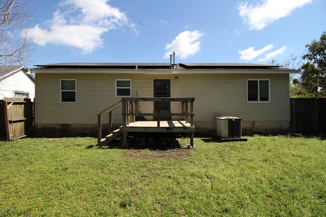 Building Photo - Cozy 3-Bedroom Home Near Downtown Pensacol...