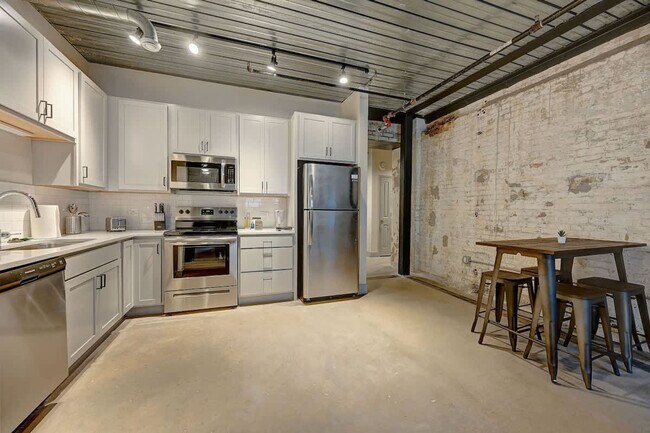 Building Photo - 1011 W Juneau Ave