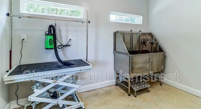 Building Photo - 7038 Hummingbird Dr