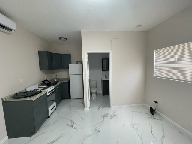 Building Photo - 1020 N 18th Ct