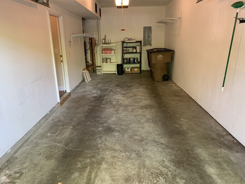 Building Photo - 116 Carriage Ct