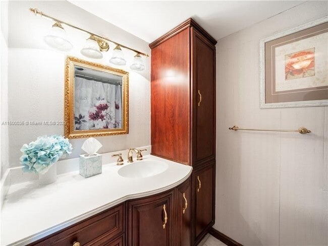 Building Photo - 3000 E Sunrise Blvd