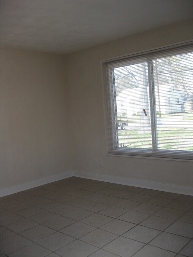 Building Photo - 327/329 Woodview Ave