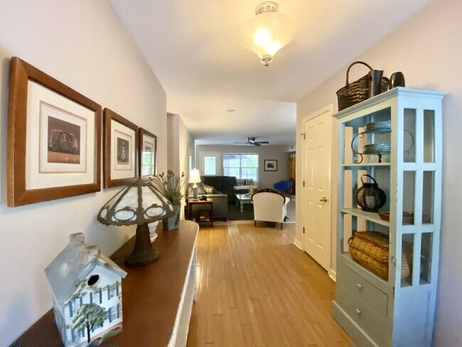 Building Photo - Duplex Apartment Close to Downtown Bluffton!