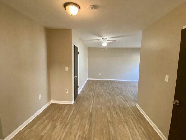 Building Photo - 1305 N Lotus Dr