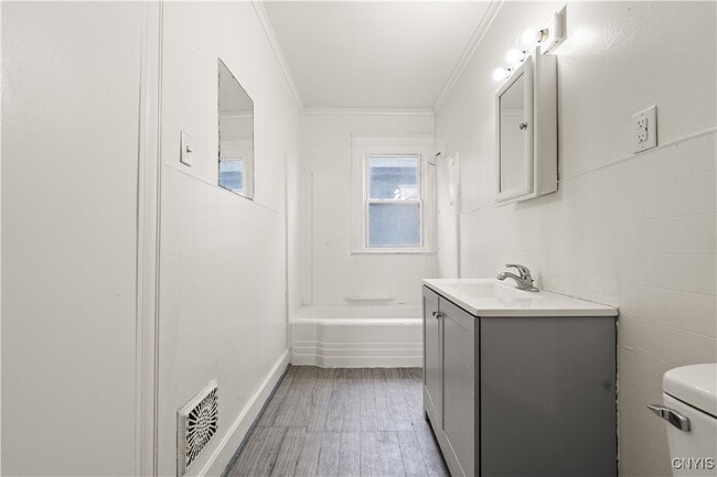 Building Photo - 148 Lilac St