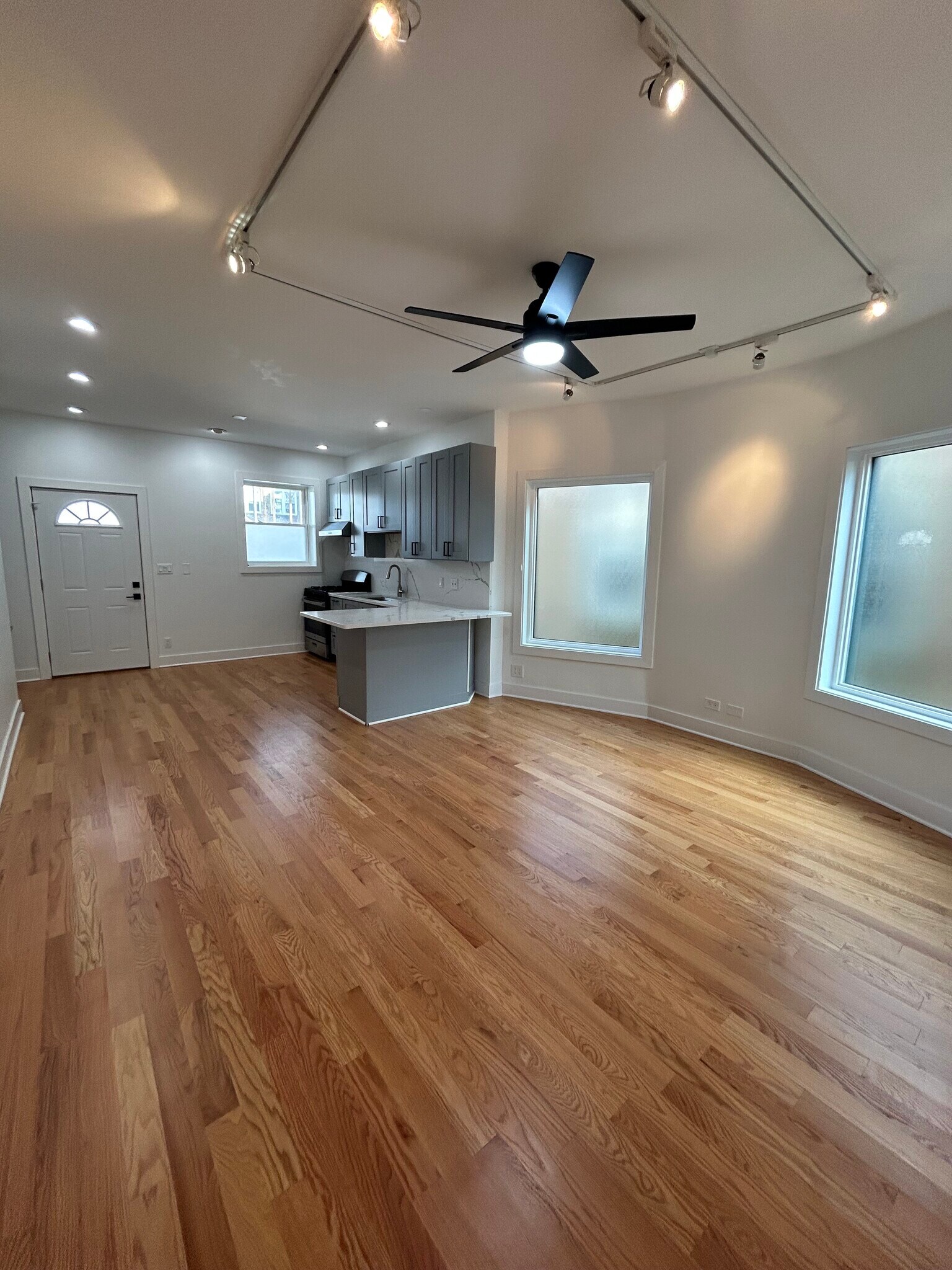 Kitchen area - 4833 N Central Park Ave