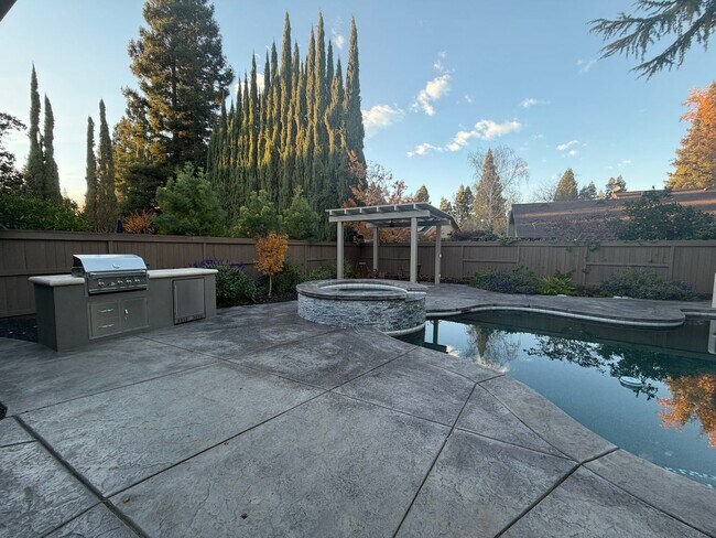 Building Photo - Gorgeous 3-Bedroom House in Gold River with pool