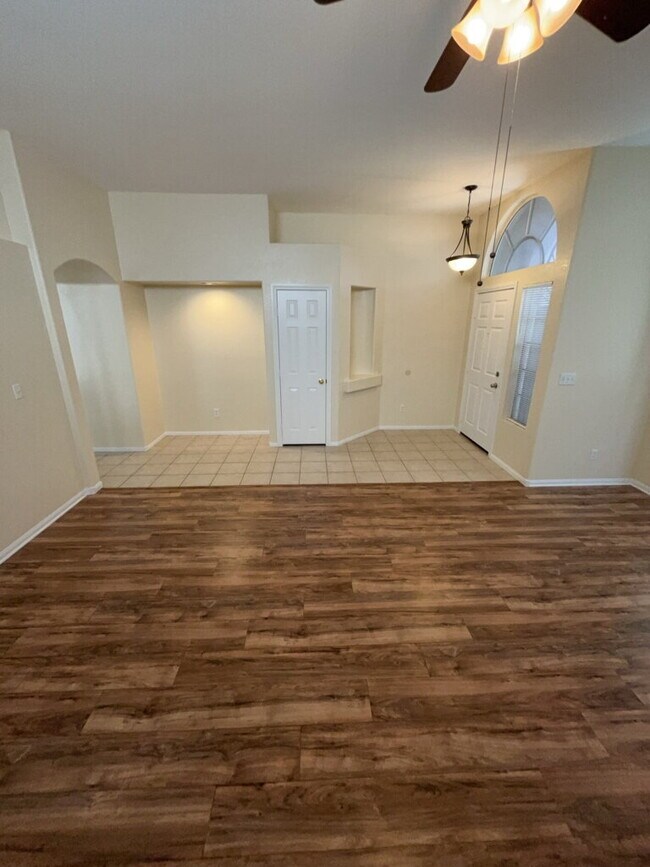 Building Photo - Don't miss out on this single-story home!