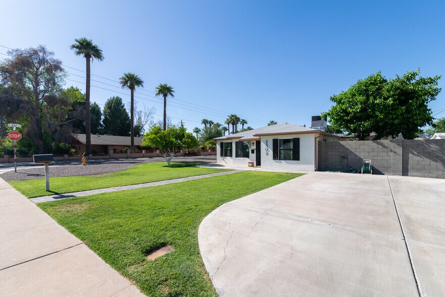 Primary Photo - 2302 E Whitton Ave