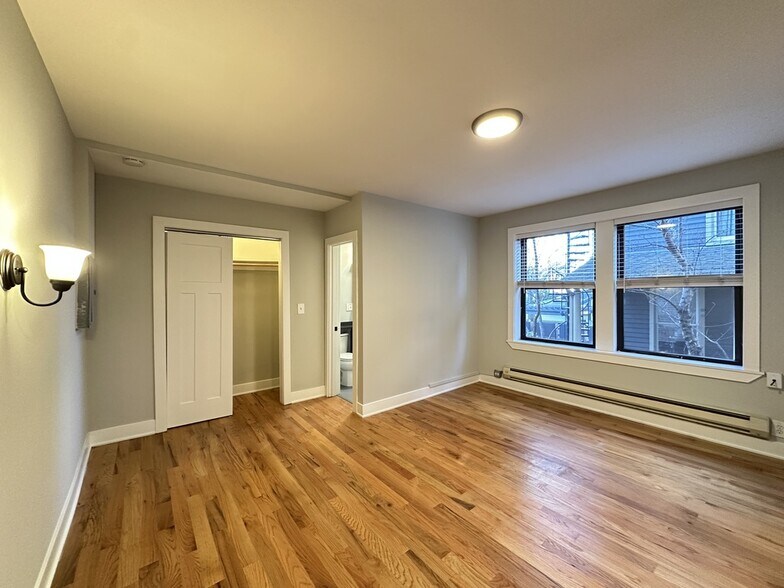 Building Photo - 4512 N Damen Ave