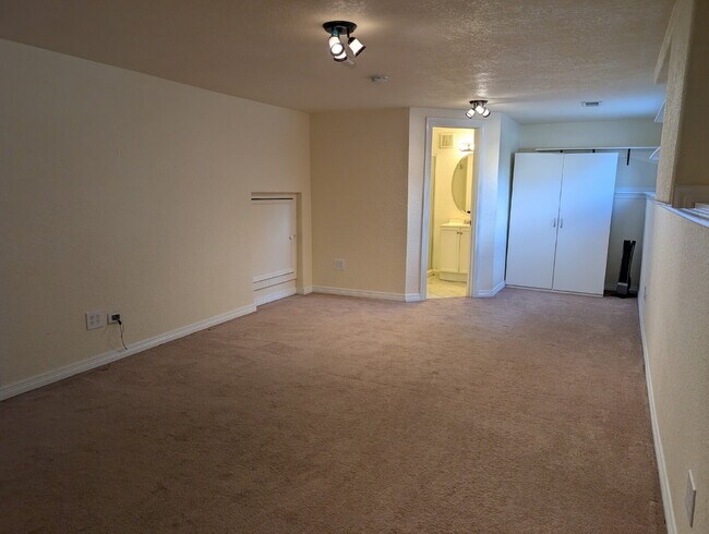 Building Photo - 1175 E Dry Creek Pl