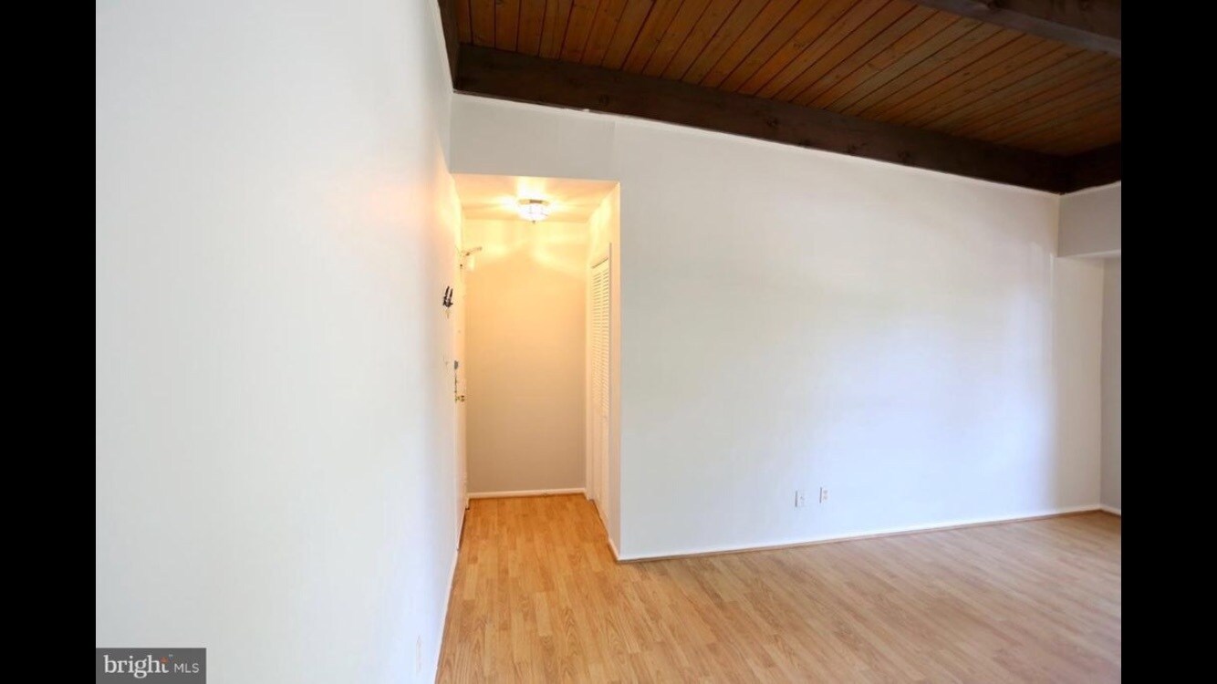 Entrance with large coat closet - 4949 Americana Dr