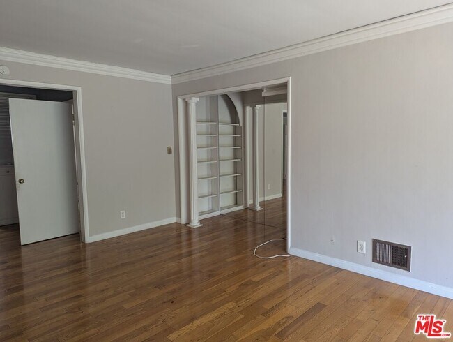 Building Photo - 1323 N Olive Dr