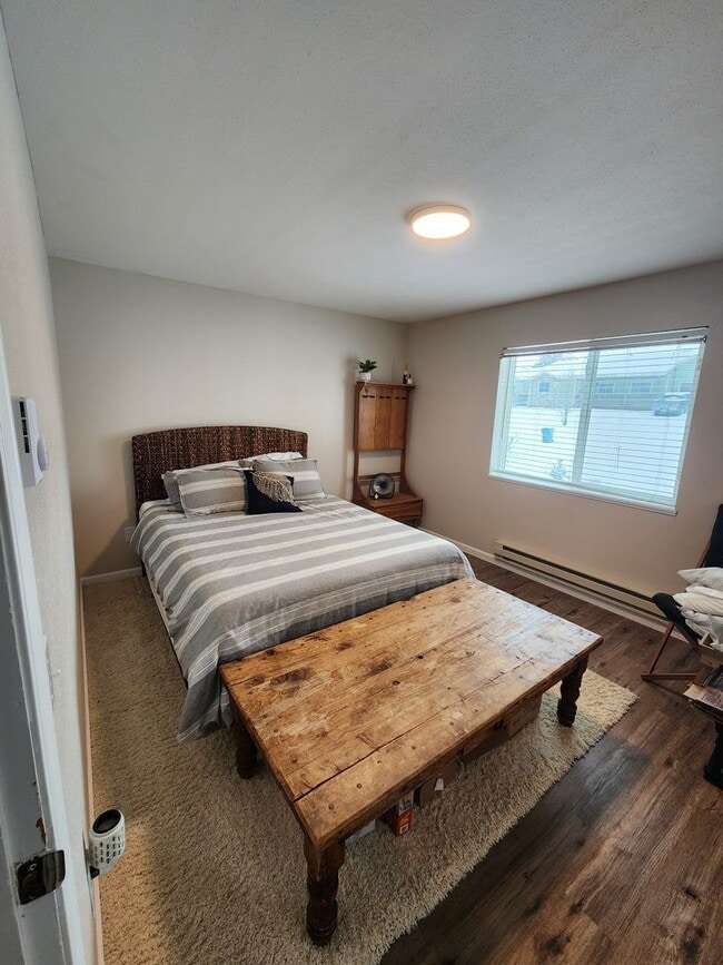 Building Photo - Immaculate 3 bedroom 2 bath split level ho...