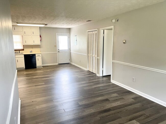 Building Photo - Welcome to this charming 1-bedroom, 1-bath...