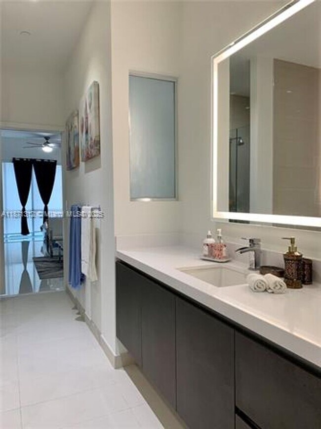 Building Photo - 851 NE 1st Ave