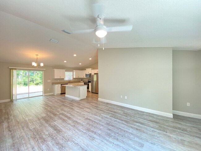 Building Photo - Custom Home - Desirable SE Ocala Neighborhood 3/2/2 **Won't Last**