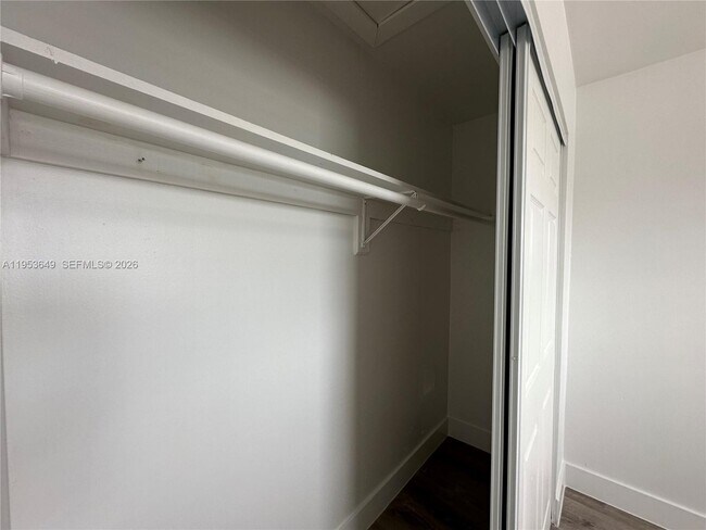 Building Photo - 5841 SW 36th Ct