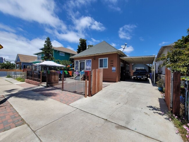 Building Photo - Detached Craftsman Cottage with Courtyard Charm – Low $1,000 Deposit