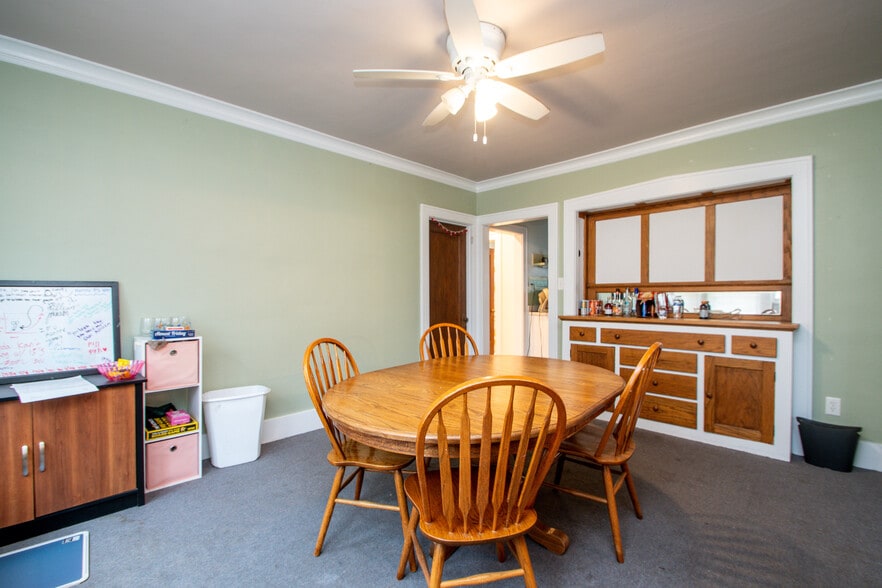 Building Photo - 1411 W Barker Ave