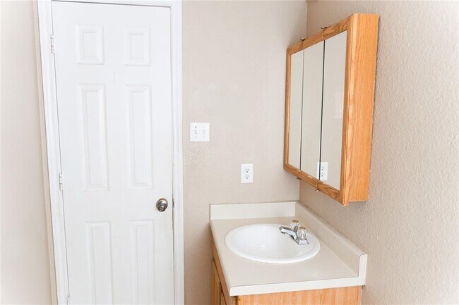 Building Photo - 15224 Sarah's Creek Dr