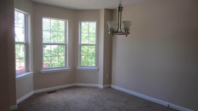 Building Photo - MOVE IN TODAY!  Large 4 bed 2 bath with bo...