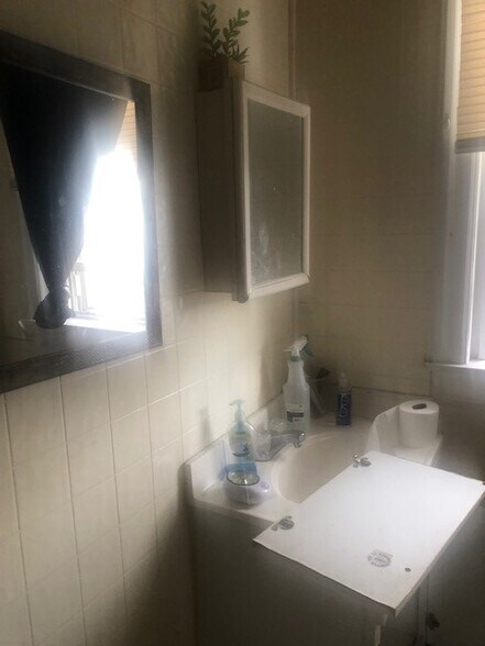 Building Photo - 224 E Tabor Rd