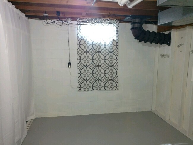 Building Photo - Charming 4 Bed / 1 Bath Ranch – Now Available!