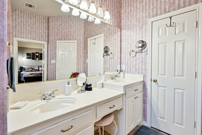 Building Photo - 1705 Fairfax Dr