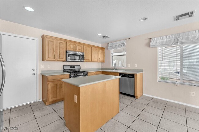 Building Photo - 2526 Begonia Valley Ave