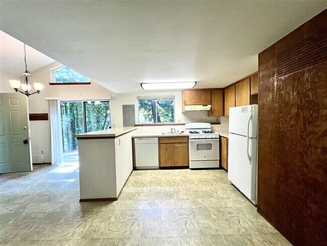 Building Photo - Relaxed 2-Bed, 1.5-Bath Home in a Quiet Gig Harbor Spot