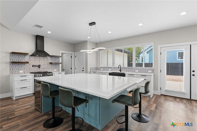 Building Photo - 2204 Magnolia Dr