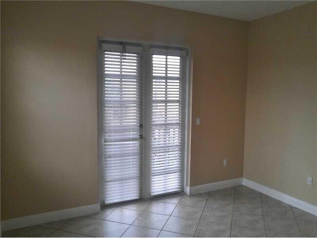 Building Photo - 6920 Julia Gardens Dr