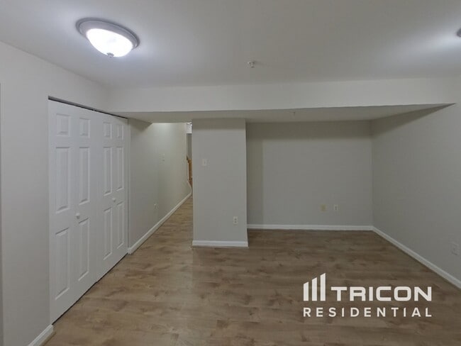 Building Photo - 9861 Greenbriar Way