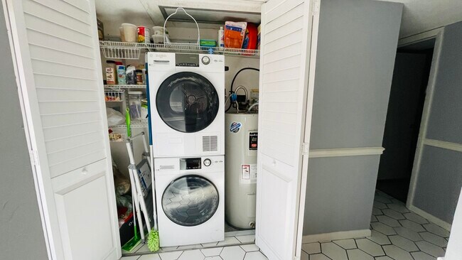 Building Photo - 11 Golfs Edge