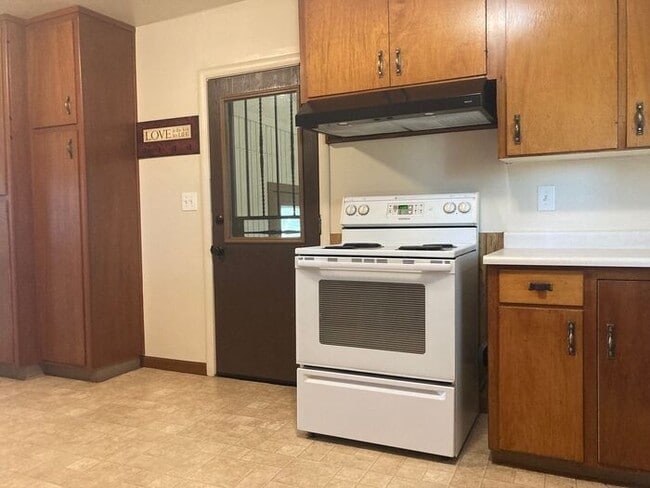 Building Photo - Turlock Country Living 3 Bedroom 2 Bath Home